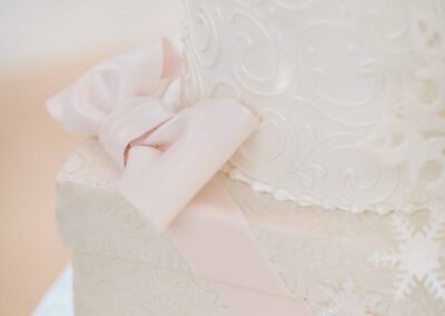 bow on wedding cake